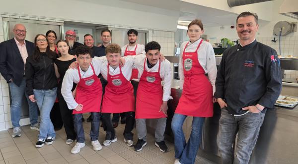 Gruppenbild "Sternekoch macht Schule"