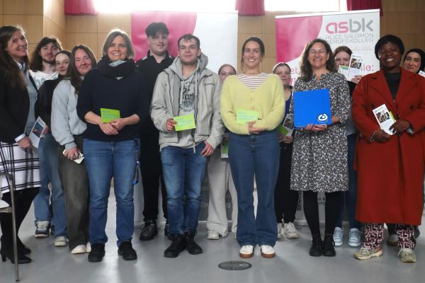 Schülerinnen und Schüler inklusive Lehrkräfte bei der Informationsveranstaltung